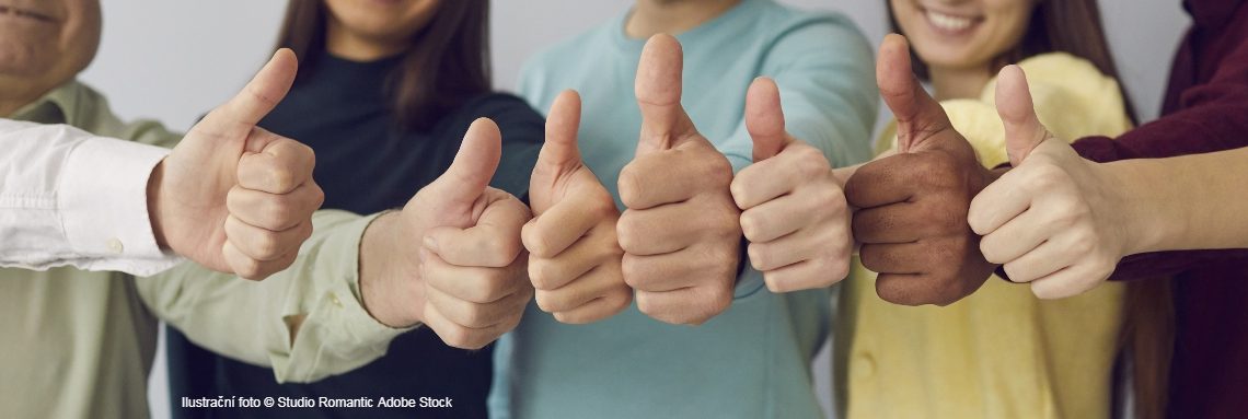 palec nahoru_lidé_AdobeStock_411532705