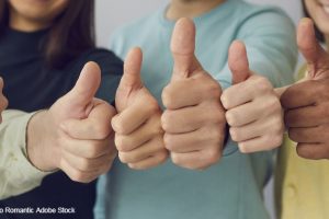 palec nahoru_lidé_AdobeStock_411532705