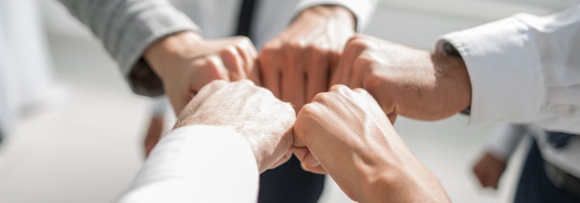 pěsti kruh spoluprace_AdobeStock_209826312