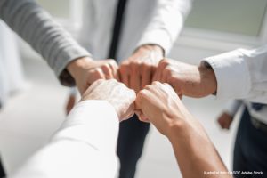 pěsti kruh spoluprace_AdobeStock_209826312