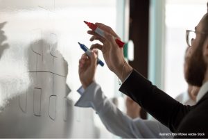 tým ruce píše na whiteboard AdobeStock_308202976