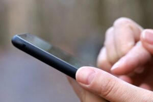 mobilni-telefon_ruce_AdobeStock_467197177-1140x400 mobilni-telefon_ruce_AdobeStock_467197177-1140x400