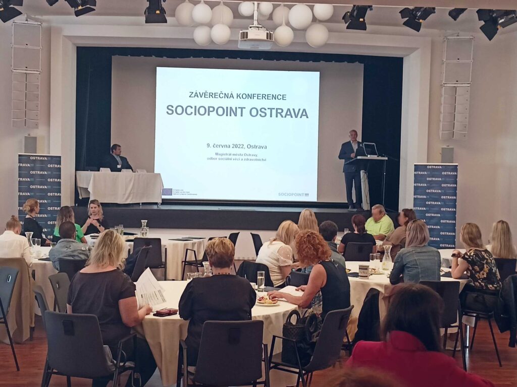 Závěrečná konference projektu SOCIOPOINT Ostrava. 
SOCIOPOINT – místo prvního kontaktu při řešení tíživých situací v Ostravě. Telefon: 800 700 650