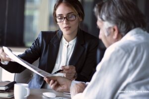 poradenství_vysvětluje papíry_AdobeStock_276831752