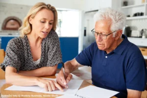 Poradenství_zena_senior_domacnost_orez_AdobeStock_268324246