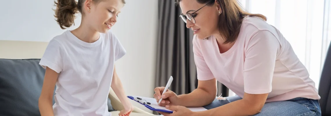 Žena, pracovnice, dítě_sociální práce_AdobeStock_420087949