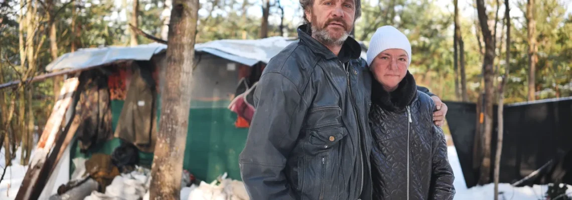 bez domova_muz_zena_zima_AdobeStock_573620528