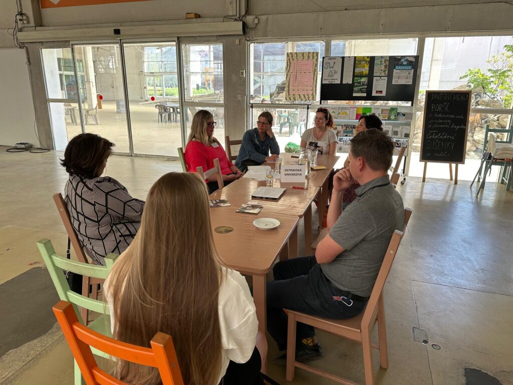 lidé u stolu, jednání