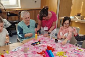 Foto Domov Sluníčko, autor Petra Válková, pravidelné mezigenerační setkání dětí ze ZŠ Pokorného a seniorů v domově, tentokrát na téma MASOPUST Foto Domov Sluníčko, autor Petra Válková, pravidelné mezigenerační setkání dětí ze ZŠ Pokorného a seniorů v domově, tentokrát na téma MASOPUST