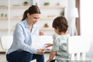 zena_ucitelka_pracovnice_dite_rozhovor_AdobeStock_501116418 zena_ucitelka_pracovnice_dite_rozhovor_AdobeStock_501116418